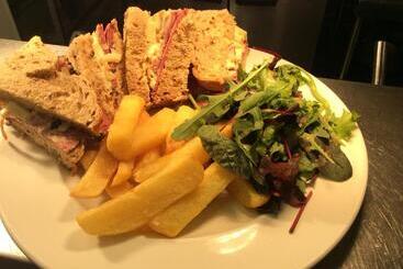 בית מלון כפרי Three Cranes