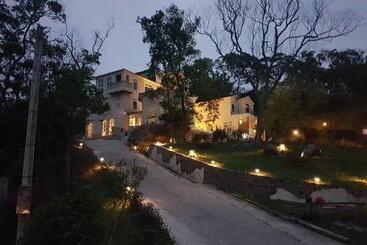 هتل Moonshine B&b