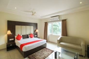 Отель Oyo 14139 Golden Castle