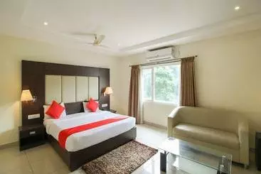 Hotelli Oyo 14139 Golden Castle