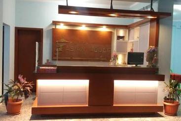 تختخواب و صبحانه Asian House