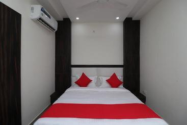 호텔 Oyo 42691 Rhythm Residency