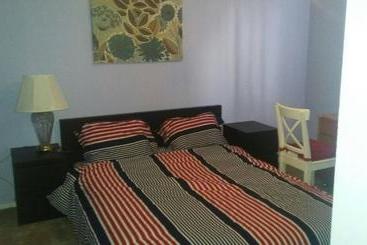 Panzió Room In Guest Room - Big House Near 401-east And Pickering Town Centre