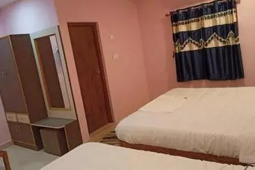 ホテル Aarthi Residency