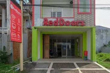 Panzió Reddoorz Near Pakuwon Mall Solo Baru