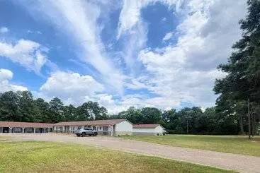 Motelli Clear Lakes Inn