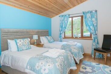 کلبه Barn Lodge With Hot Tub Near Cupar, Fife