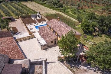 بيت ريفى New And Very Comfortable And Nice Decorated Villa With Pool For 8 People