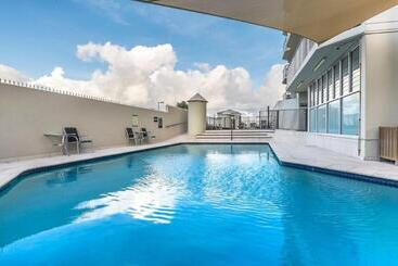 ホテル Golden Sands On The Beach Absolute Beachfront Apartments