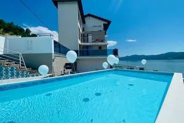 ペンション Riviera 990   Resort & Restaurant