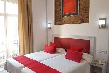 هتل Y Apartamentos Doña Lola