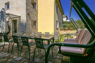 کلبه Luxury Villa With Private Pool & Sea View Near City Center Of Poreč