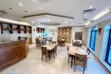 هتل آپارتمان Delmon Suites