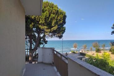 بنسيون Room In Bb   Quadruple Room A Stones Throw From The Sea   Ideal For A Relaxing Holiday