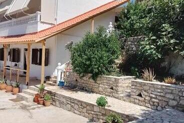 پانسیون Vogklis House