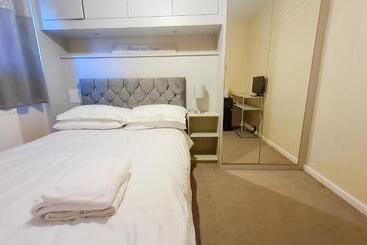 ペンション Room In Guest Room   Newly Built Private Ensuite In Dudley Westmidlands