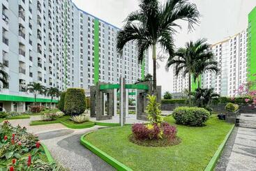 בית מלון כפרי Redliving Apartemen Green Lake View Ciputat   Farida Property Tower E