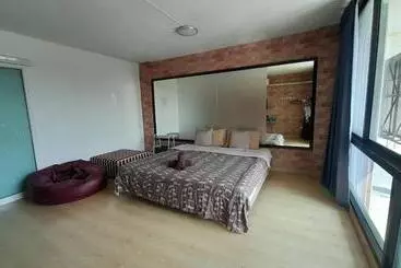 Sleepy And Homey Don Mueang Airport Hostel