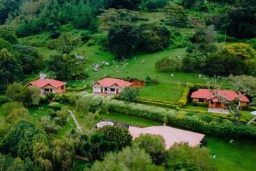 호텔 Swiss Farm Cottage