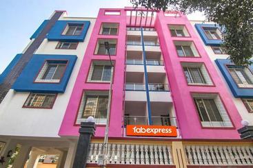 Otel Fabexpress Golden Leaf Airport   Nr Pune International Airport