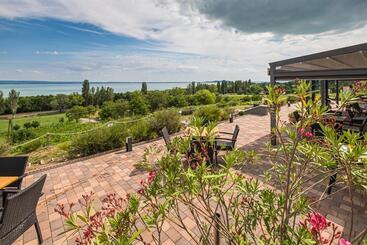 호텔 Vitis Kúria 7171 Balatonrendes