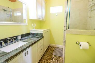 بنسيون Awave From It All Treasure Island Beach Home With Breathtaking Views From Two Decks