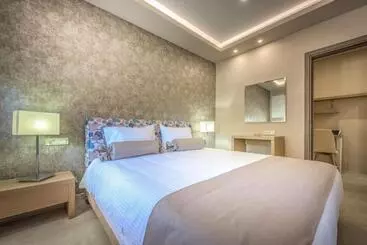 Koukounaria Hotel & Suites