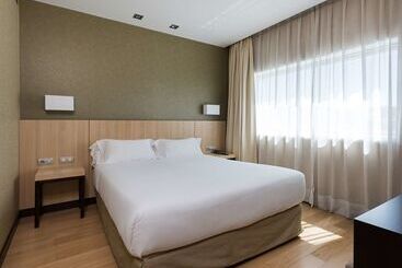هتل NH Madrid Ribera Del Manzanares