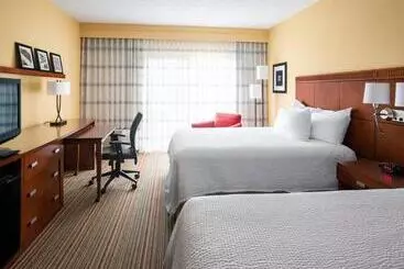 هتل Courtyard By Marriott Indianapolis Airport