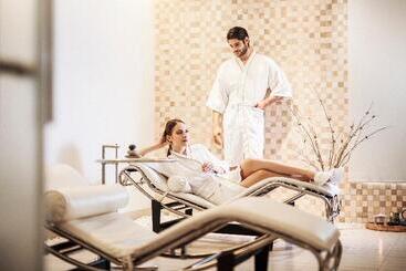 Le Parc Hotel, Beyond Stars