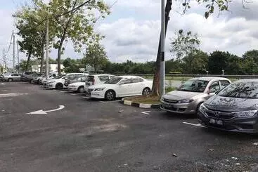 Otel Capital O 90615 The Bed