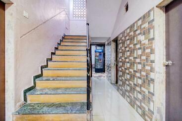 Hotel Collection O 83385 Yashmeera