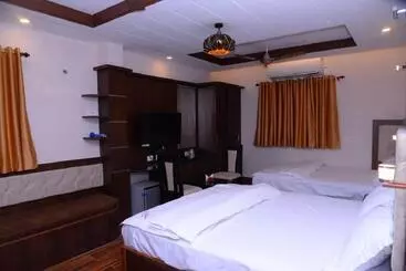 Hotel Le Emerald Residency