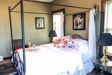 Wolf Creek Bed And Breakfast