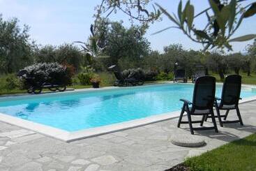 تختخواب و صبحانه Rosso Di Sera