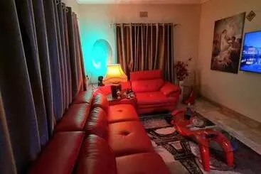 تختخواب و صبحانه Whitehouse Lodge Benoni
