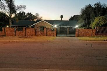 Pensió Rooihuis Lodge