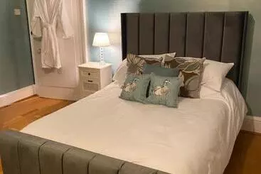 تختخواب و صبحانه Ardmor Guest House