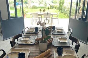 تختخواب و صبحانه Mas Des 2 Platanes