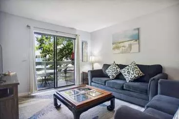 هتل آپارتمان 5 Stars Peaceful Condo   7 Min Walk To The Beach