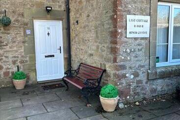 تختخواب و صبحانه Last Cottage