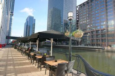 Canary Wharf   Corporate Riverside Apartments