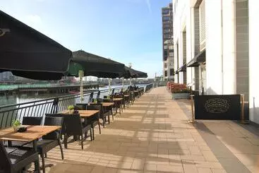 Canary Wharf   Corporate Riverside Apartments