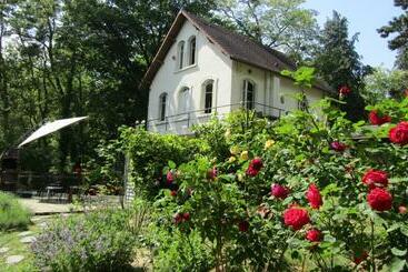 تختخواب و صبحانه La Cherielle