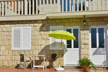 דירות לתיירים Apartments Miljas