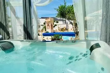 Bed and Breakfast Le Mas Des Mathes, Chambres D Hôtes, Studios