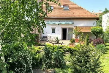 Pensión Full Garden House At Heroes Square