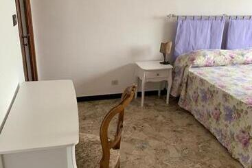 Pensjonat Affittacamere Serravalle Shopping