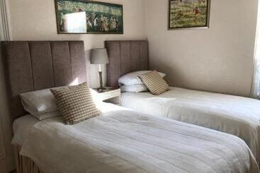 مبيت وإفطار Helena Host Family