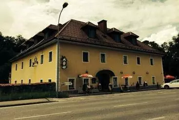 ユースホステル Gasthof Schlosswirt